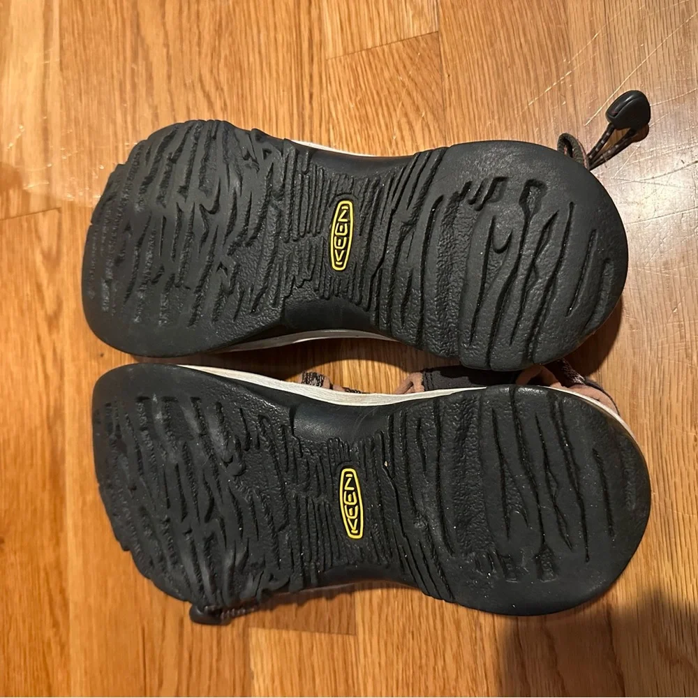 Keen Women's Gray and Pink Waterproof Sandals - Picture 3 of 5